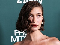 Хейли Бибер продала свой косметический бренд Rhode за $1 млрд