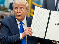 Дональд Трамп ввел пошлины на импорт древесины и мебели