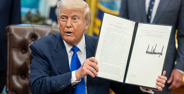 Дональд Трамп ввел пошлины на импорт древесины и мебели