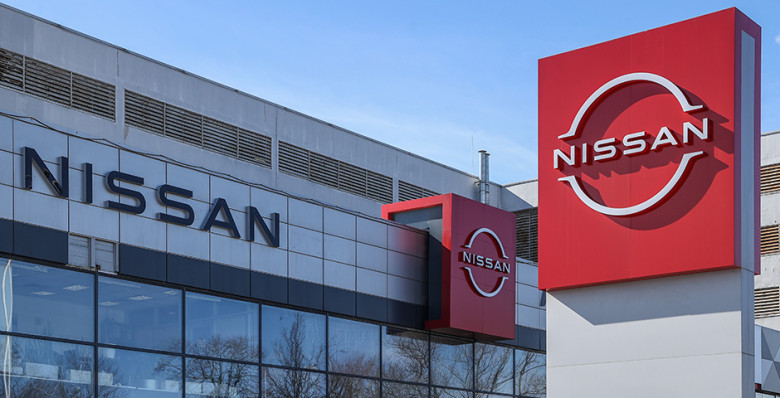 Акции Nissan упали после решения Mercedes продать долю в компании