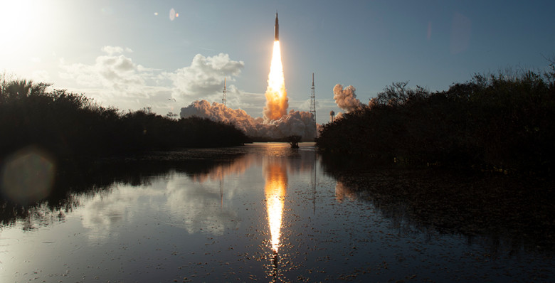 NASA запустило к Луне первый за полвека пилотируемый корабль