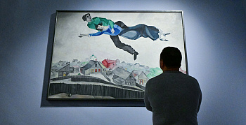 Шагал шагал над городом