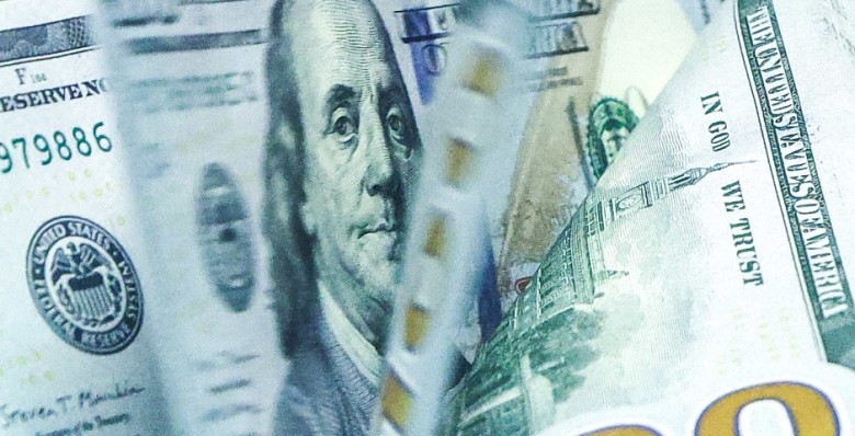 Сечин указан на смещение спроса с доллара на золото и криптовалюты