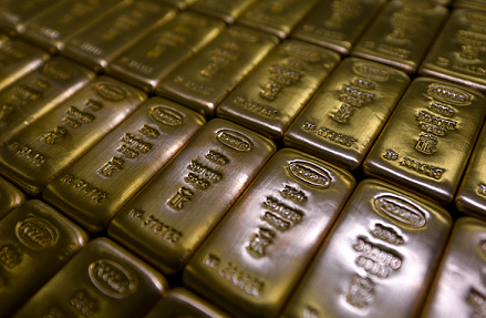 Золото рубль бережет