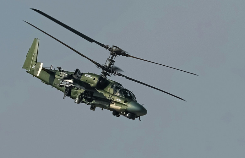 Российский многоцелевой боевой вертолет Ка-52 («Аллигатор») в полете