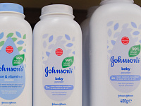 Johnson & Johnson выплатит почти $1 млрд по иску о канцерогенной присыпке
