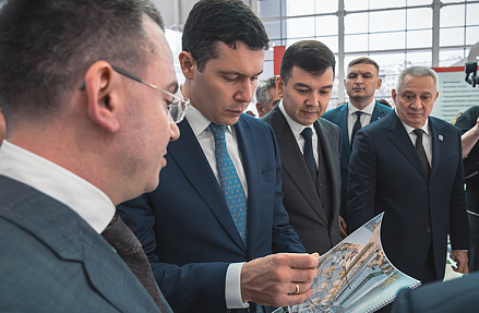 Глава Минпромторга посетил стенд «Полипласта» на выставке «Химия-2025»