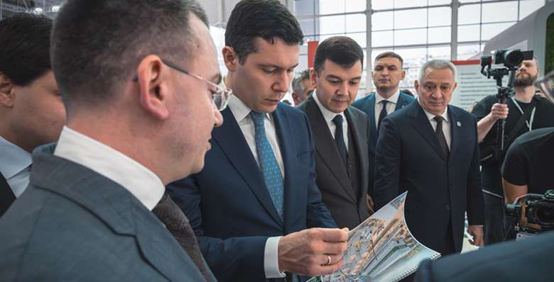 Глава Минпромторга посетил стенд «Полипласта» на выставке «Химия-2025»