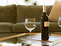 В Минцифры допустили эксперимент по онлайн-продаже российского вина в середине 2026 года