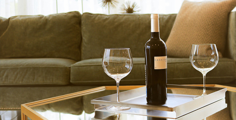 В Минцифры допустили эксперимент по онлайн-продаже российского вина в середине 2026 года