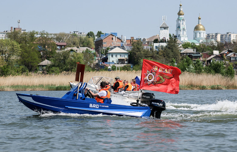 Участники Прогулки памяти на реке Дон в Ростове-на-Дону. Акция приурочена ко Дню Победы