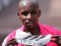 Впервые в истории человек пробежал марафон менее чем за два часа