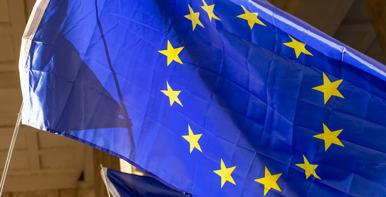 ЕС начал расследование против Meta из-за функции ИИ в WhatsApp