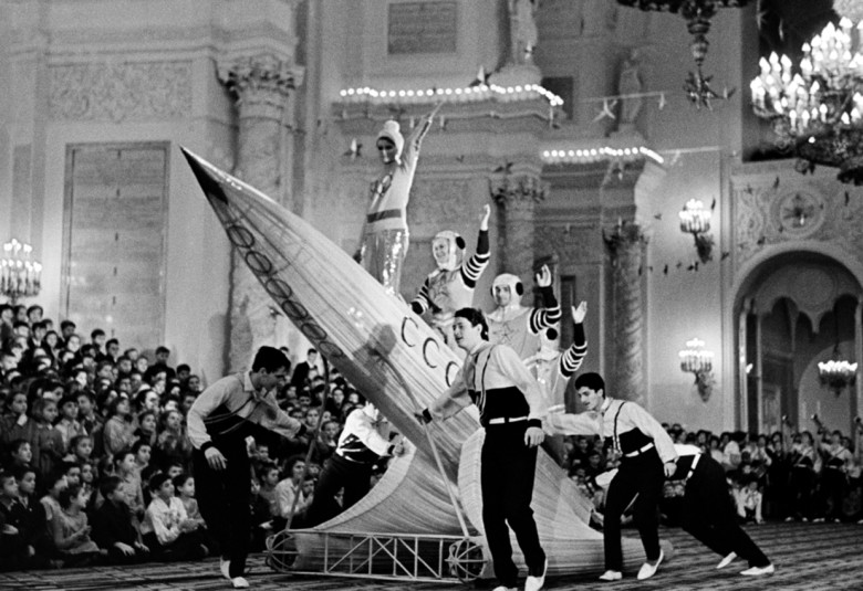 Новый год прилетает на космическом корабле во время представления на новогодней елке в Кремлевском дворце. 30.12.1964 г.