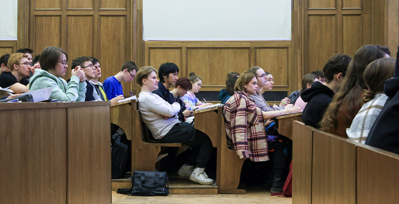 Минобрнауки сократило 47 тысяч платных мест в вузах