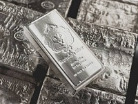 Цена серебра превысила $38 впервые с 2011 года