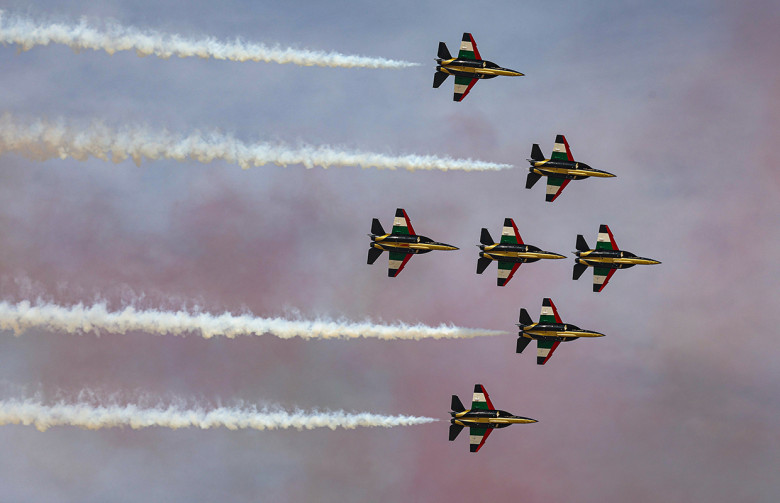 Пилотажная группа ВВС ОАЭ «Аль-Фурсан» в полете