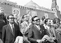 Зрители на трибунах рядом с Кремлевской стеной во время парада на Красной площади, посвященного празднованию 1 Мая