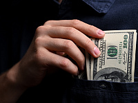 ЦБ продлил на полгода ограничения на снятие наличной валюты