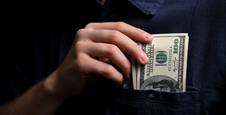 ЦБ продлил на полгода ограничения на снятие наличной валюты