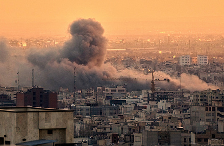 Вашингтон бомбит Тегеран, целясь в Пекин