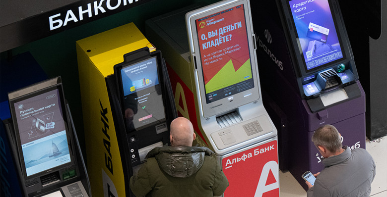 «Коммерсантъ» узнал о блокировке миллионов банковских карт и счетов с начала года