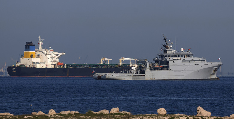 Франция сняла арест с задержанного танкера Deyna