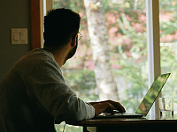 Разрыв в зарплатах удаленщиков и офисных работников в России оценили в 35%