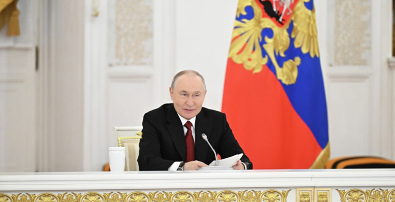 Владимир Путин призвал создать условия для переобучения работников из-за развития ИИ