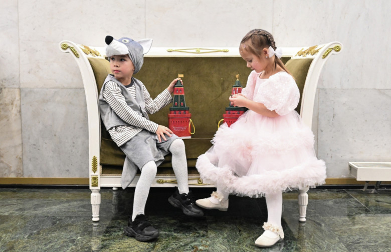 Участники новогодней елки «Заветные куранты» с подарками в Государственном Кремлевском дворце в Москве. 26.12.2025 г.