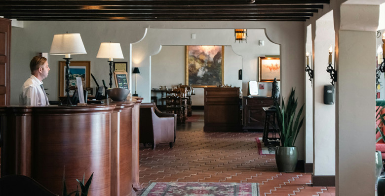 Кабмин разрешил заселение в отели по водительским правам или загранпаспорту