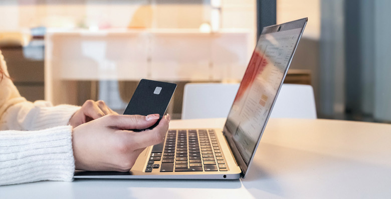 В МВД рассказали, как мошенники могут узнать баланс карты перед кражей денег