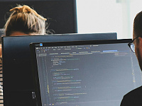 «Ведомости»: Минцифры введет штрафы для госкомпаний за иностранные ПАК