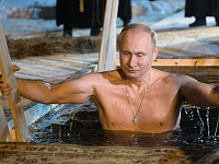 Владимир Путин окунулся в прорубь на Крещение