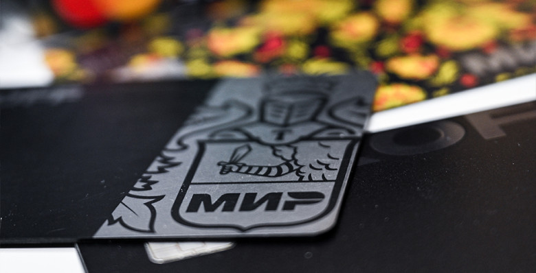 Банки впервые столкнулись с сокращением числа кредиток у россиян