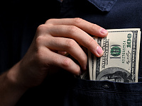 Россияне почти в пять раз нарастили покупки валюты в марте