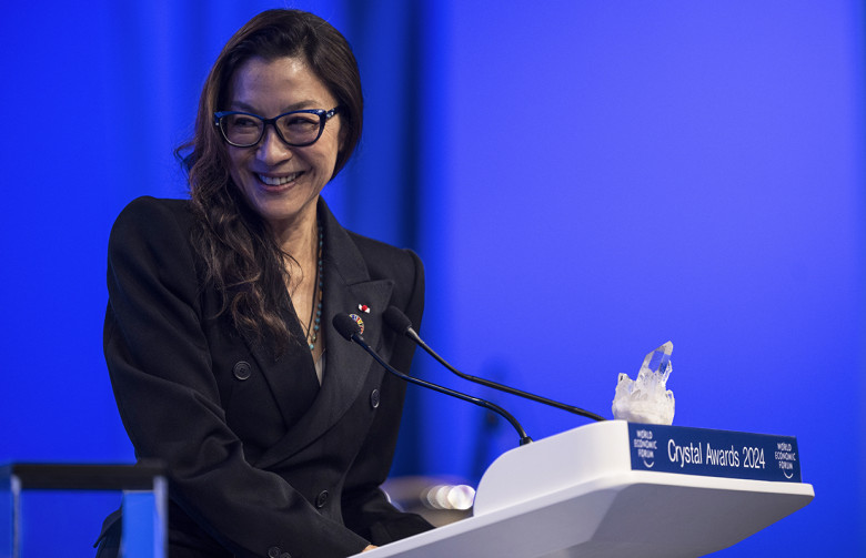 Мишель Йео выступает на церемонии вручения премии Crystal Award на Всемирном экономическом форуме в Давосе