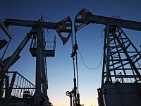 Нефть подорожала до рекорда за полгода, мировые акции падают