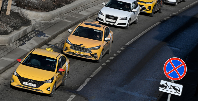 Госдума приняла закон в поддержку самозанятых таксистов на иномарках