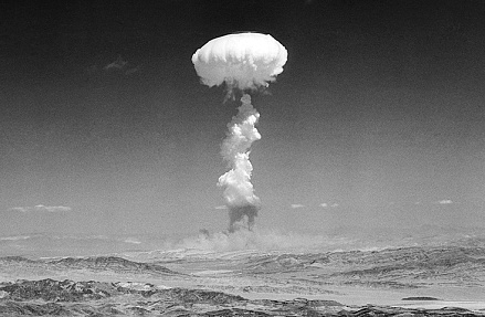 Испытания на ядерном полигоне в Неваде. С 1945 года в мире проведено более 2000 экспериментальных взрывов, из них 1032 — в США. Фото: AP/TASS