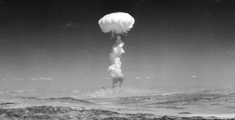 Испытания на ядерном полигоне в Неваде. С 1945 года в мире проведено более 2000 экспериментальных взрывов, из них 1032 — в США. Фото: AP/TASS