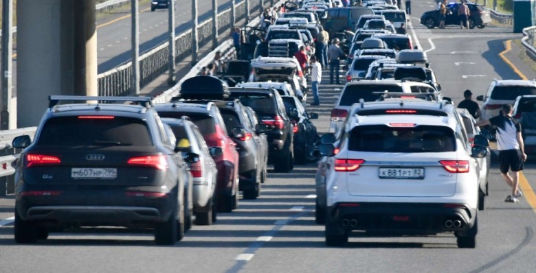 Очередь из тысячи автомобилей образовалась у Крымского моста