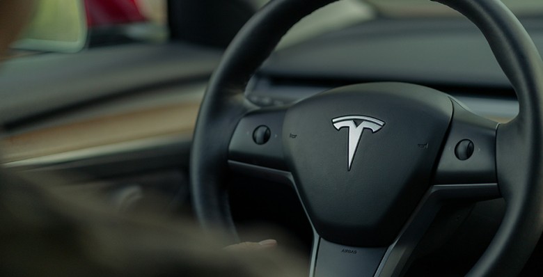 Акции Tesla снизились почти на 8% на фоне ссоры Илона Маска с Дональдом Трампом