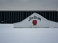 Jim Beam на год приостановит производство бурбона на своем главном заводе в Кентукки