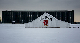 Jim Beam на год приостановит производство бурбона на своем главном заводе в Кентукки