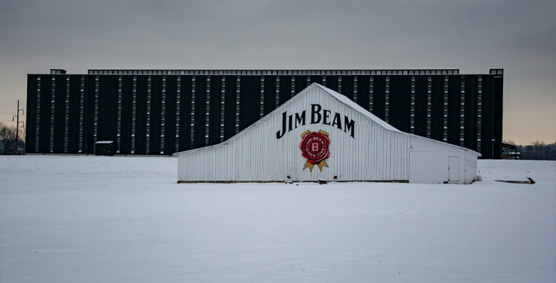 Jim Beam на год приостановит производство бурбона на своем главном заводе в Кентукки