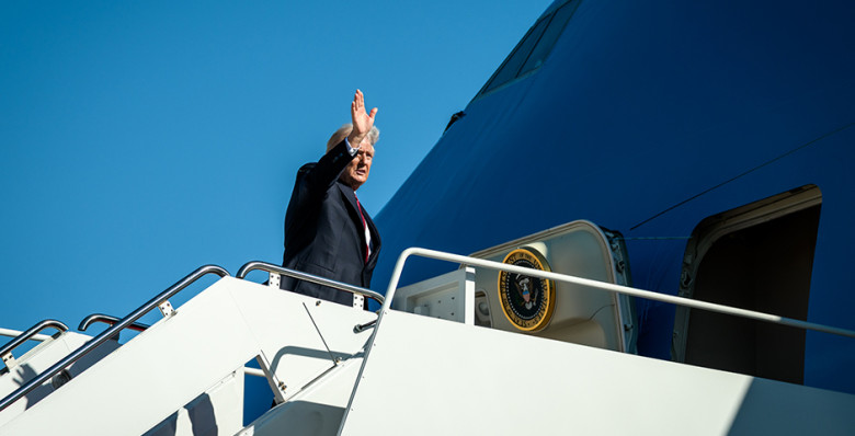 Дональд Трамп сменил самолет из-за неисправности при вылете в Давос