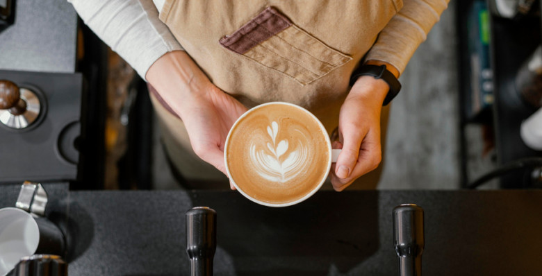 Россияне выпивают в кофейнях более 10 млн литров кофе в месяц