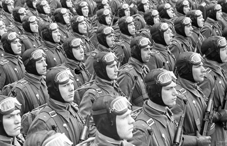 Прохождение колонны летчиков во время военного парада на Красной площади