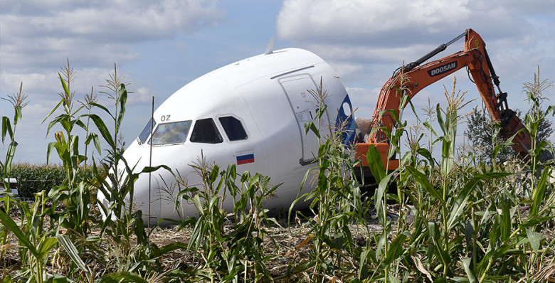 «Уральские авиалинии» получили 1 млрд рублей за посаженный в поле самолет